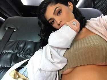Kylie Jenner sexy alla finestra 20