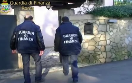 Casamonica, una vita da nababbi tra ferrari e ville con piscina 16
