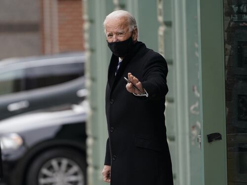 Biden e i decreti anti-Trump: svolta totale dal clima al virus