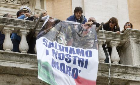 Marò tolti dal Campidoglio: scatta la protesta contro Marino 14
