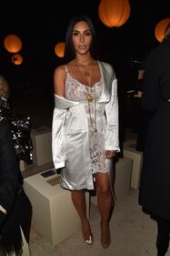 Kim Kardashian, il décolleté esplosivo della diva 17