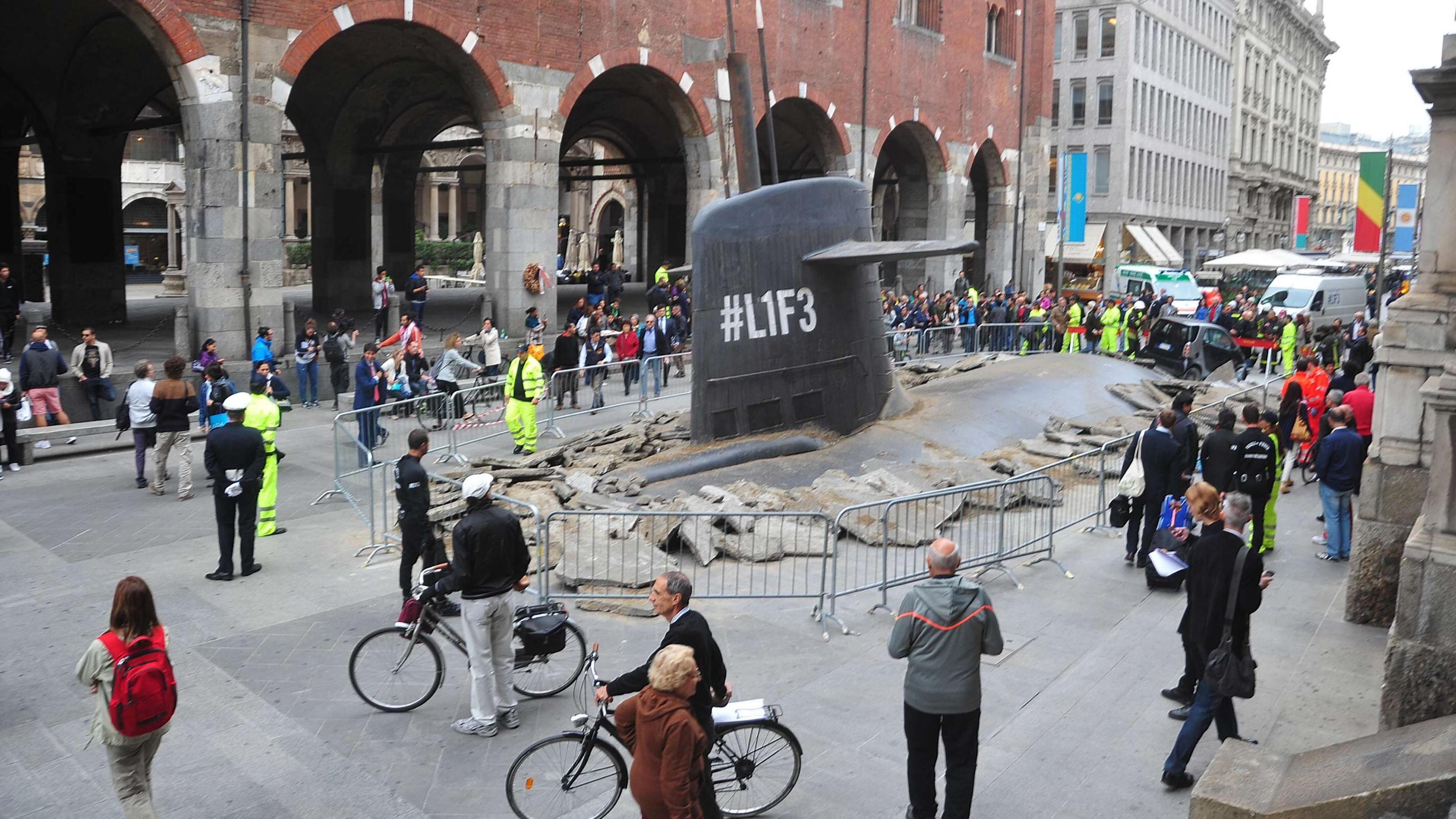 Sorpresa in centro: c'è un sottomarino