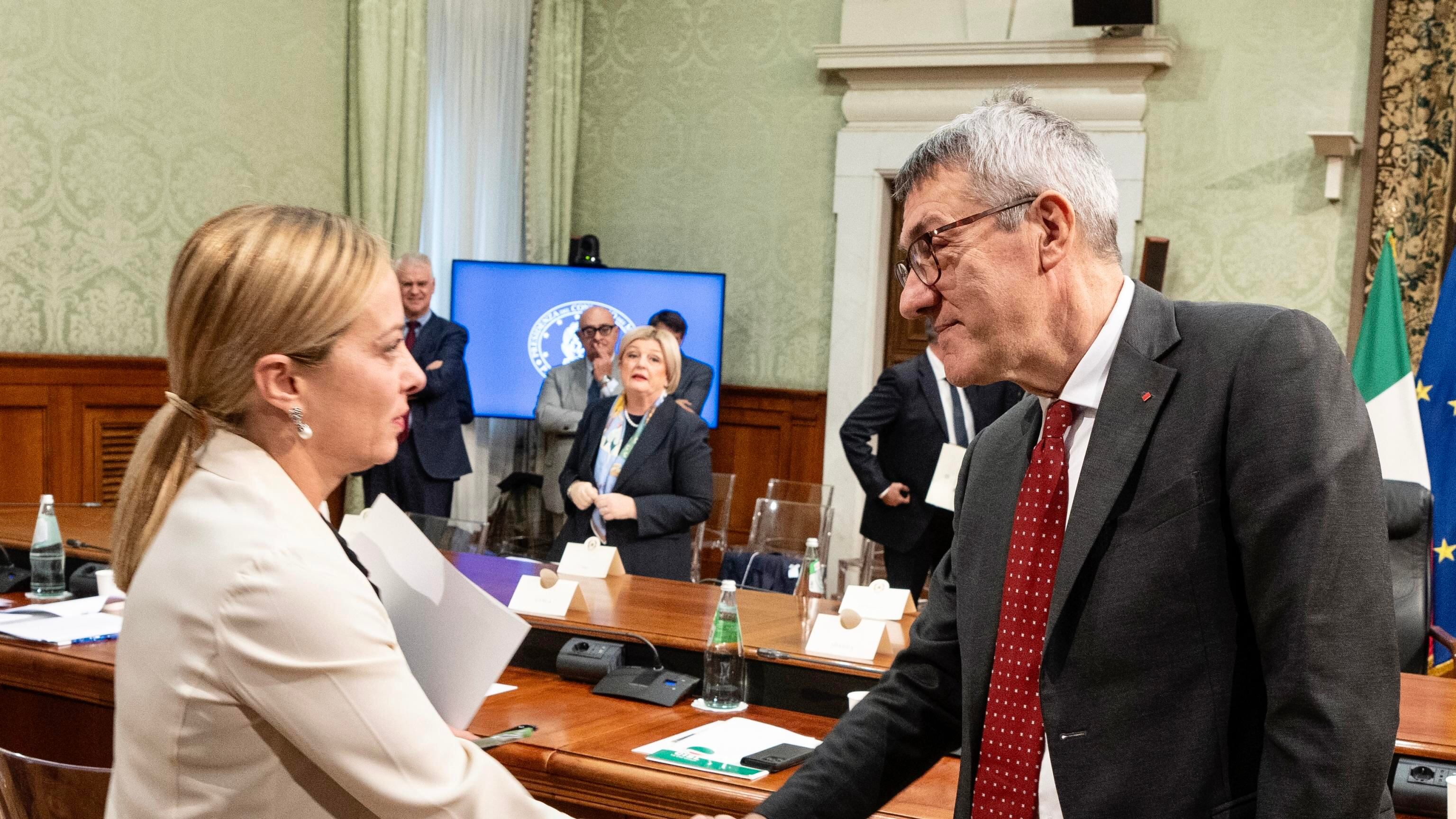 Due piazze, due misure. Meloni vede i sindacati ma no alle fake di Conte