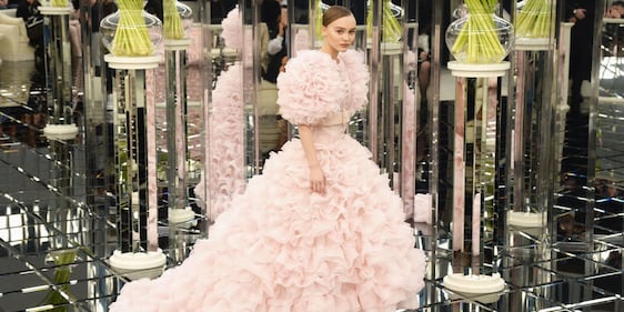 Lily-Rose Depp, topless bollente per la tintarella 29