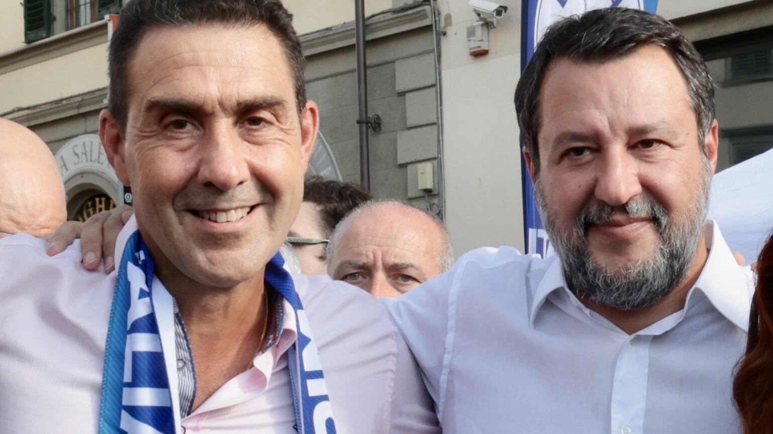 Salvini alla sbarra acclamato ai gazebo. Orbán e Vannacci i due sponsor di lusso