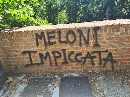 “Meloni impiccata”. Nuove scritte minatorie a Bologna. 20 indagati per le minacce a Lepore