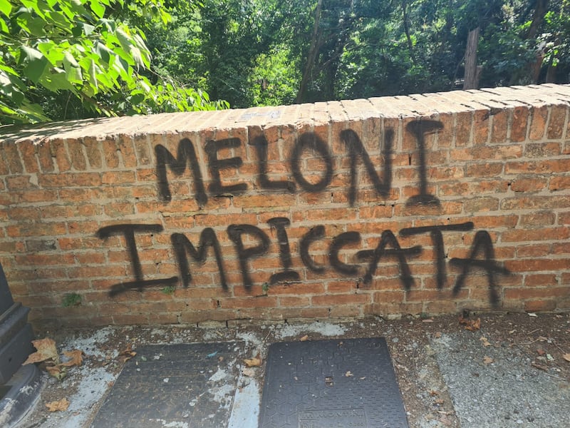 “Meloni impiccata”. Nuove scritte minatorie a Bologna. 20 indagati per le minacce a Lepore