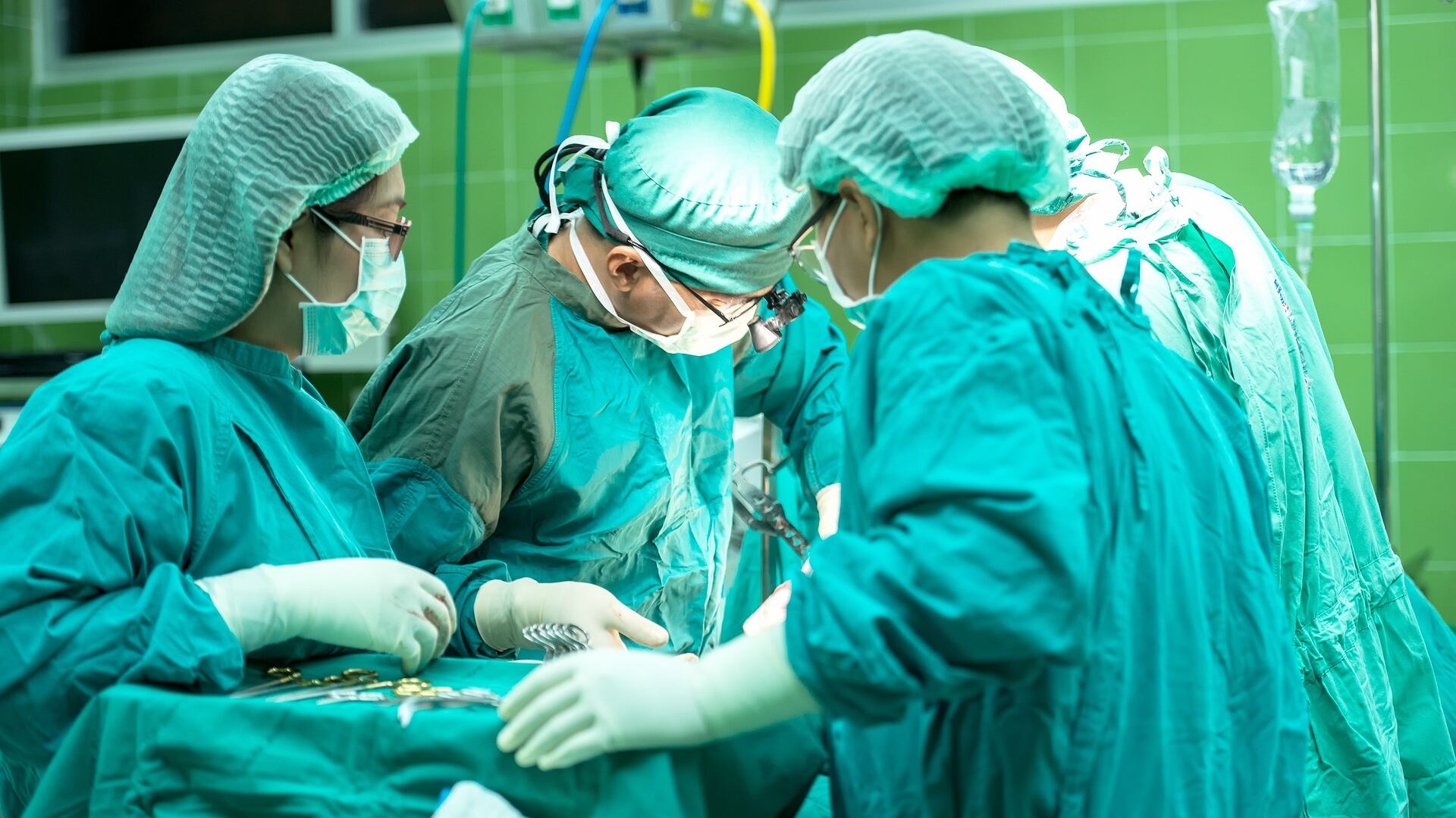 Va in ospedale con il mal di testa: 15enne muore dopo l'operazione