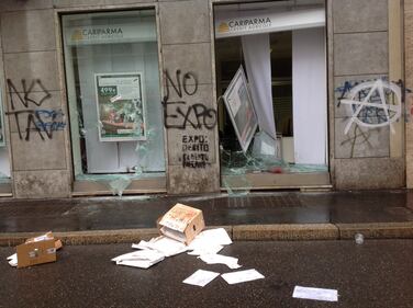 Milano devastata dai black bloc 11