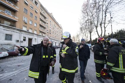 Roma, crollano tre piani di un palazzo 20
