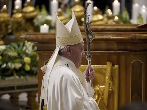 Chiesa divisa sui preti sposati. Ma il Papa frena i progressisti: "Nessuna svolta"