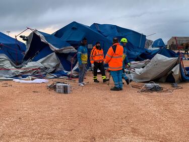 Foggia, le forti raffiche di vento abbattono la tendopoli 2