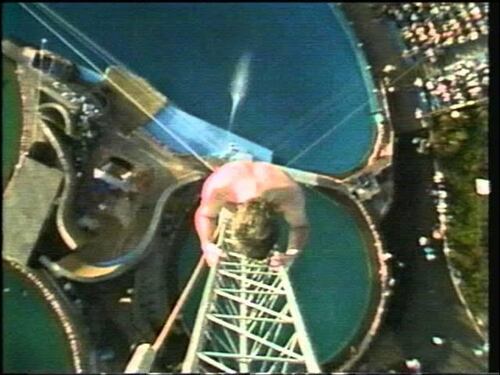 Il "tuffo suicida" di Rick Winters: dentro una piscina da 52 metri d'altezza