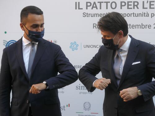 Adesso l'Oms fa retromarcia: "Niente gomito, salutatevi così"