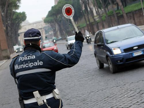 Piacenza, marocchino ubriaco fermato da polstrada aggredisce agenti