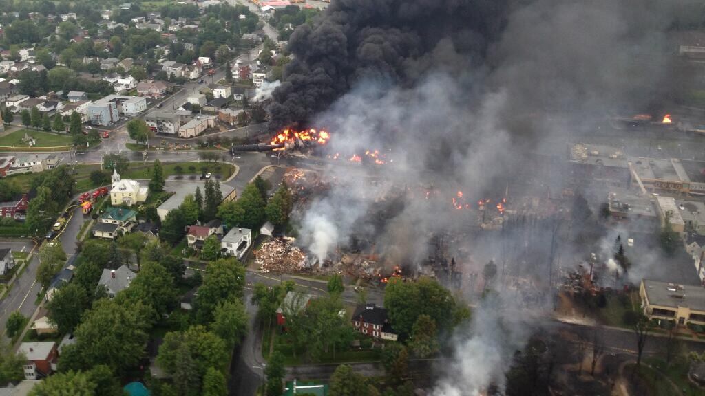 I freni disattivati, poi la discesa folle. E il treno merci distrusse la cittadina canadese di Lac-Mégantic
