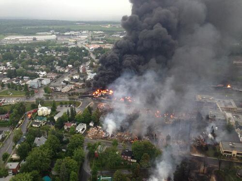 I freni disattivati, poi la discesa folle. E il treno merci distrusse la cittadina canadese di Lac-Mégantic