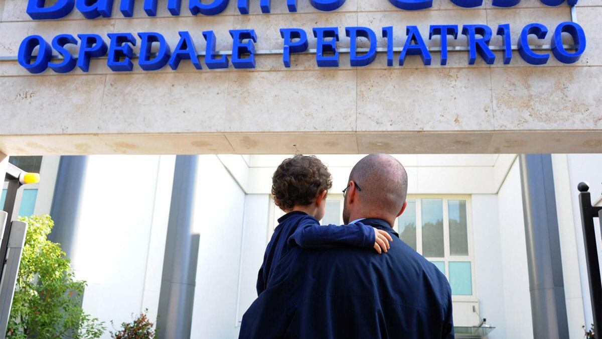 Bimba di 22 mesi in gravi condizioni: fermato compagno della madre