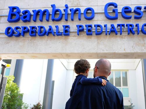 Bimba di 22 mesi in gravi condizioni: fermato compagno della madre