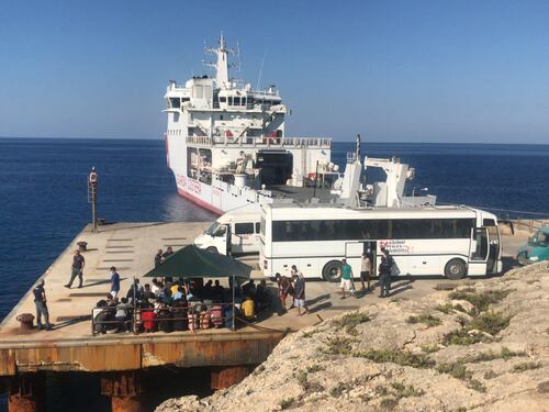 Salvini arriva a Lampedusa e la Lamorgese fa "sparire" i migranti: "Vergogna"