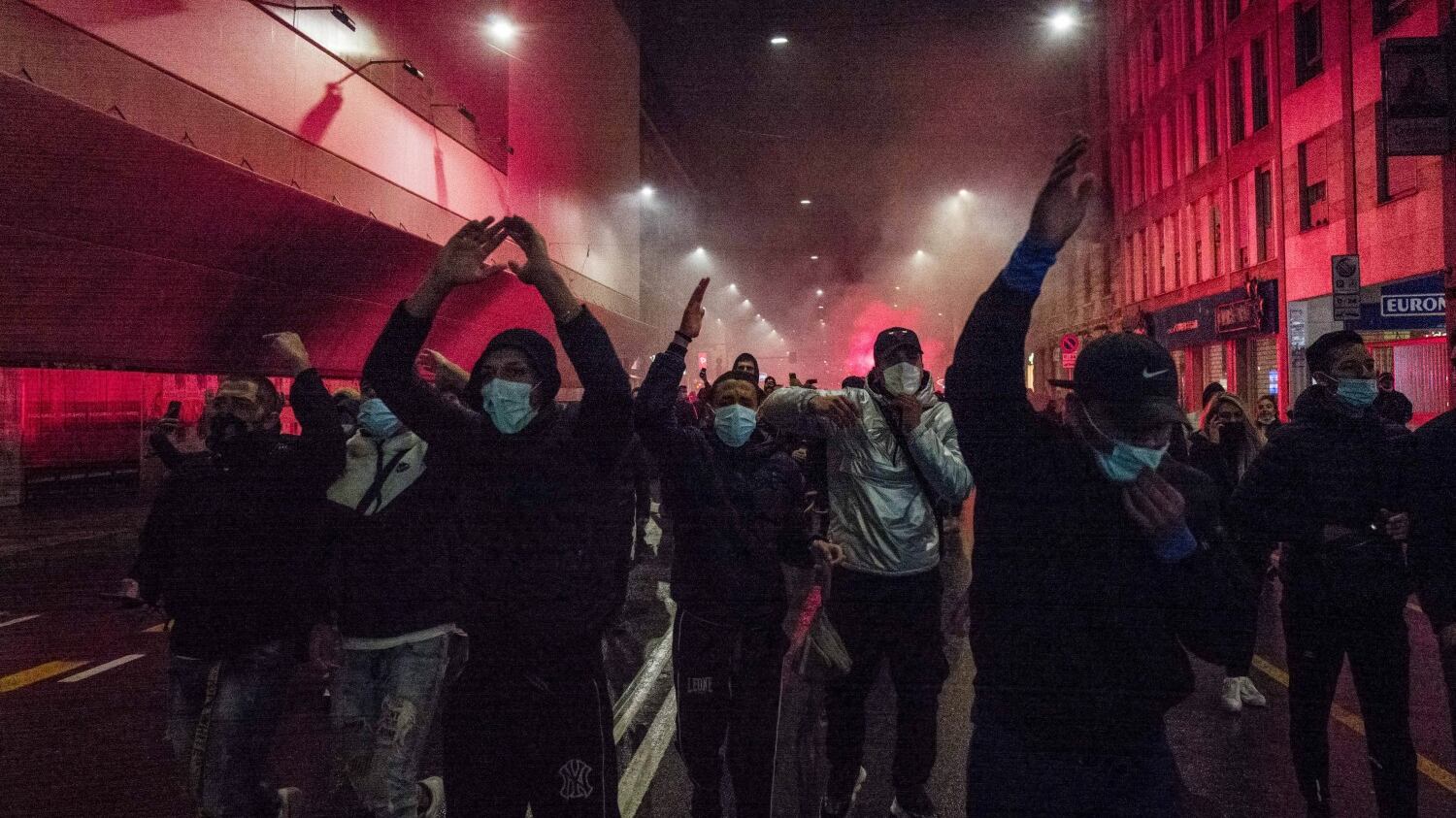 Piazze in rivolta da Nord a Sud. Molotov in strada a Milano