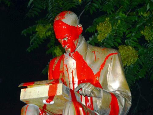 Delirio dopo l'assalto alla statua. "Montanelli era uno schiavista"