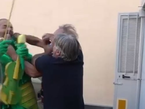 "Pugni e bastonate". Laudadio e la troupe di Striscia aggrediti a Varese