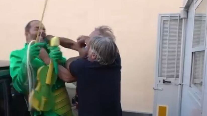 "Pugni e bastonate". Laudadio e la troupe di Striscia aggrediti a Varese