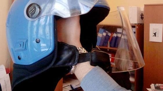 Onda di violenze da Roma a Torino Poliziotto aggredito a bastonate
