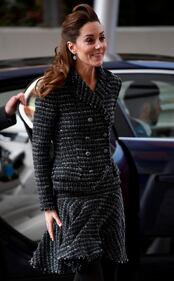Kate Middleton all'ospedale pediatrico, ma la gonna la mette in imbarazzo 7