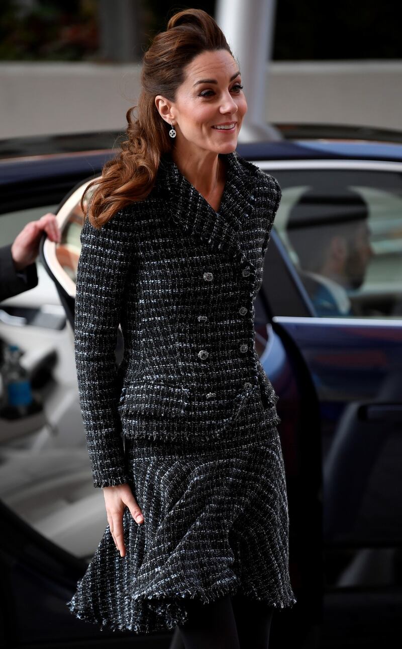 Kate Middleton all'ospedale pediatrico, ma la gonna la mette in imbarazzo 7