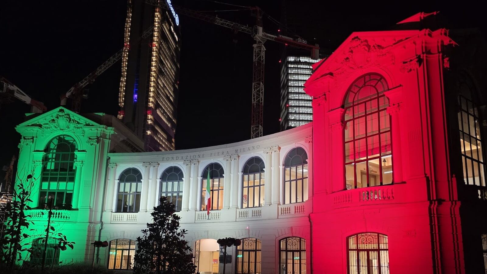 Unità nazionale, il tricolore illumina la sede di Fondazione Fiera Milano