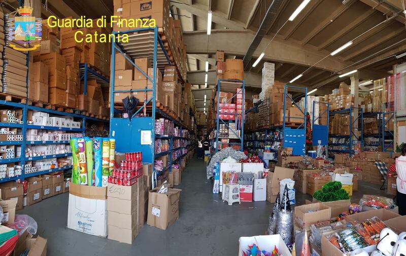 Un milione di prodotti falsi scovati a Catania: le foto del sequestro 4