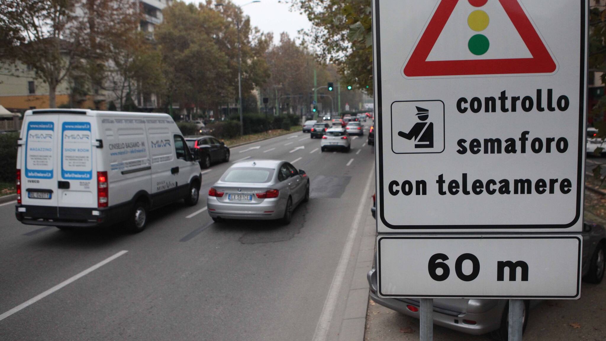Cellulare col semaforo rosso? Così scatta la "maxi sanzione"