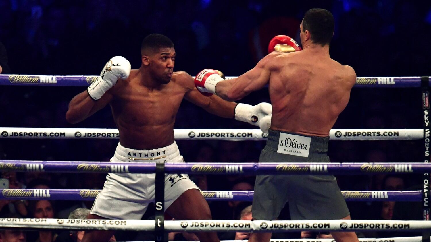 Joshua risorge dall'Inferno e strega la bolgia di Wembley