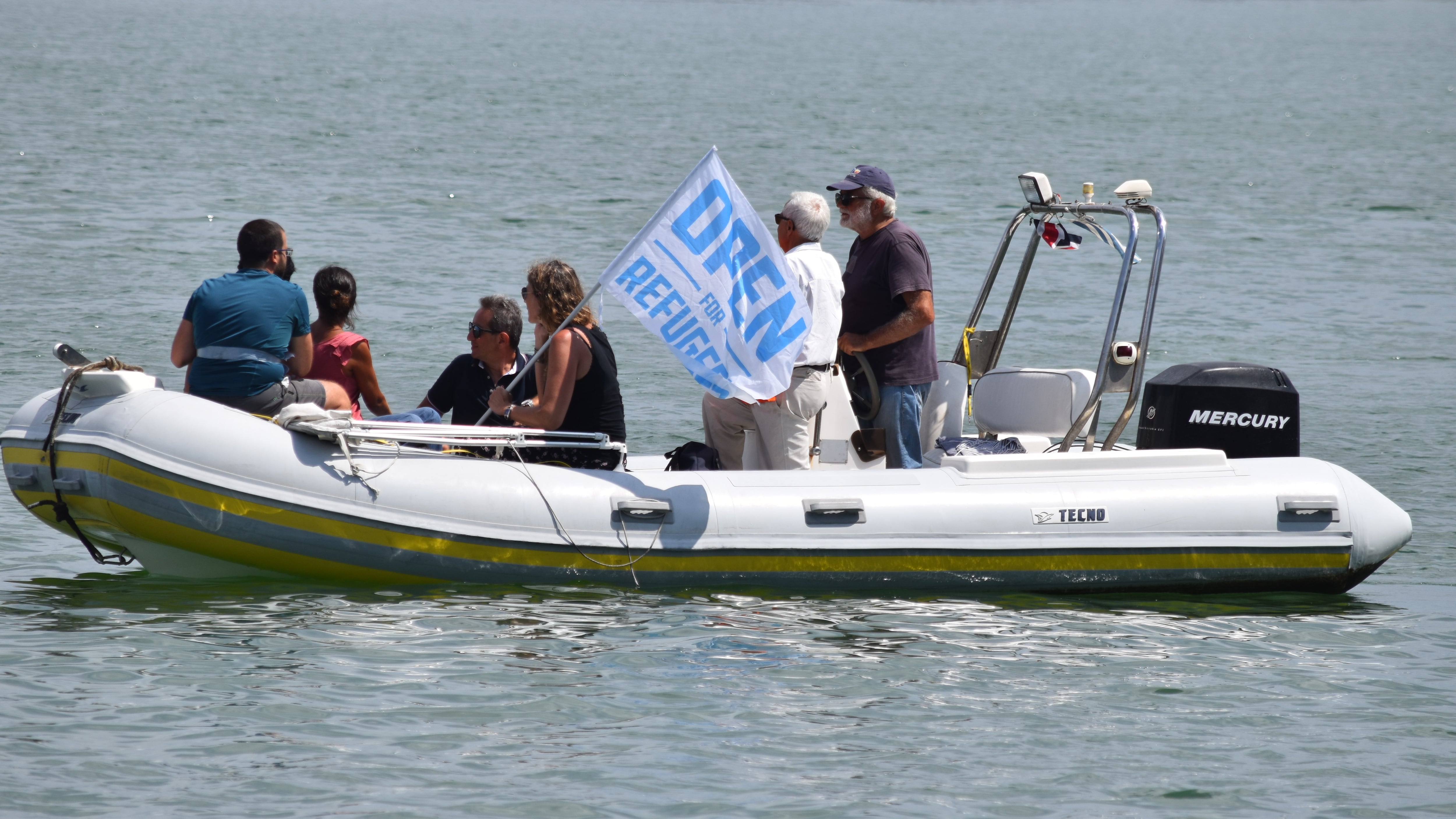 Diciotti, la sinistra all'attacco. Un gommone tenta l'abbordaggio