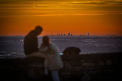 Il vento spazza via nubi e smog: da Bergamo si vede lo skyline di Milano 17