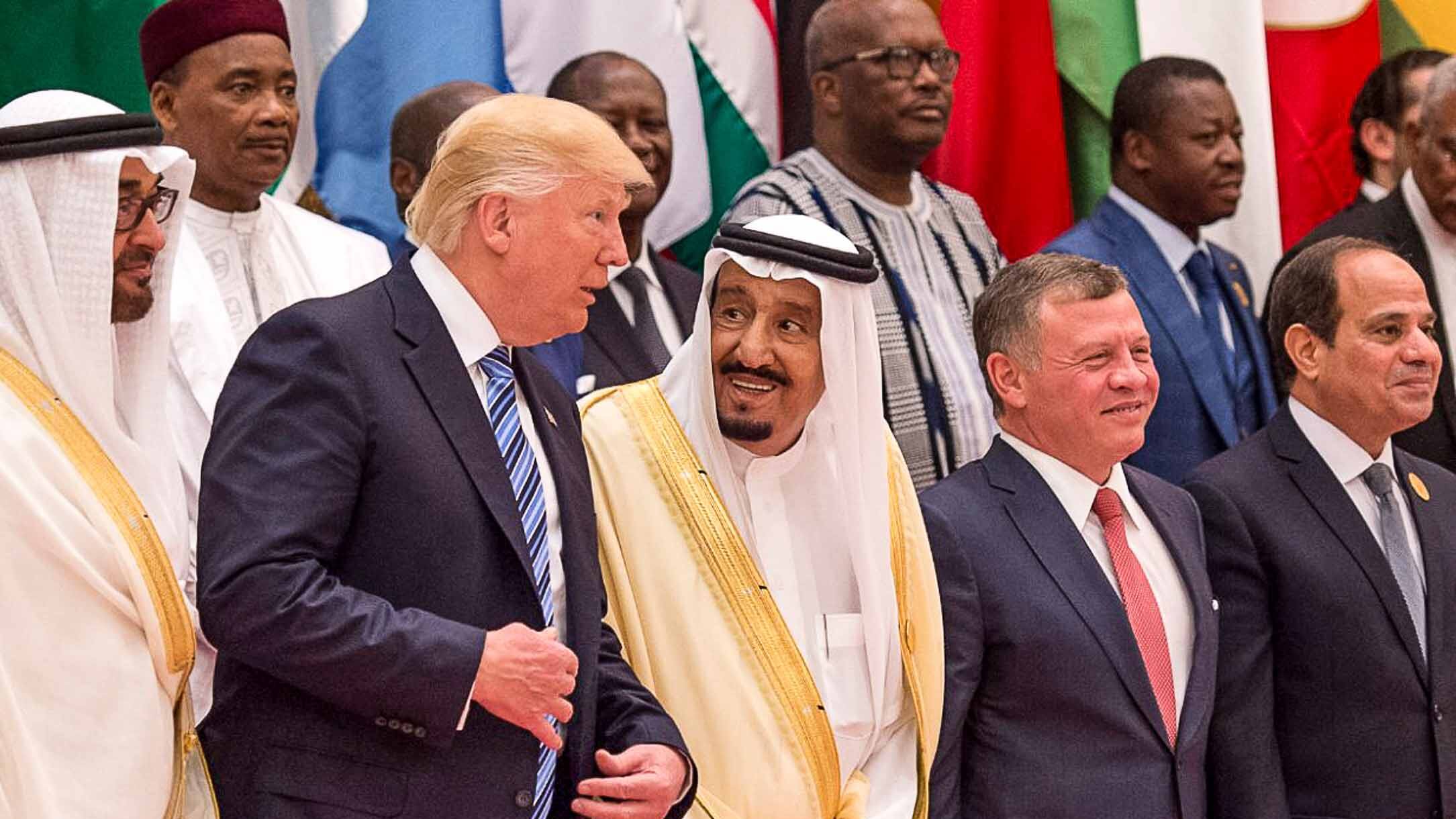 Arabia, svolta di Trump. "Lotta a Iran e terrore, l'islam è nostro alleato"