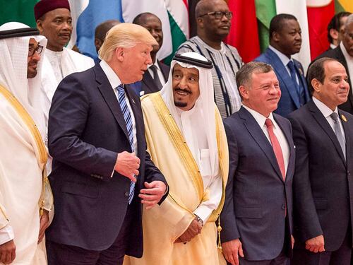 Arabia, svolta di Trump. "Lotta a Iran e terrore, l'islam è nostro alleato"