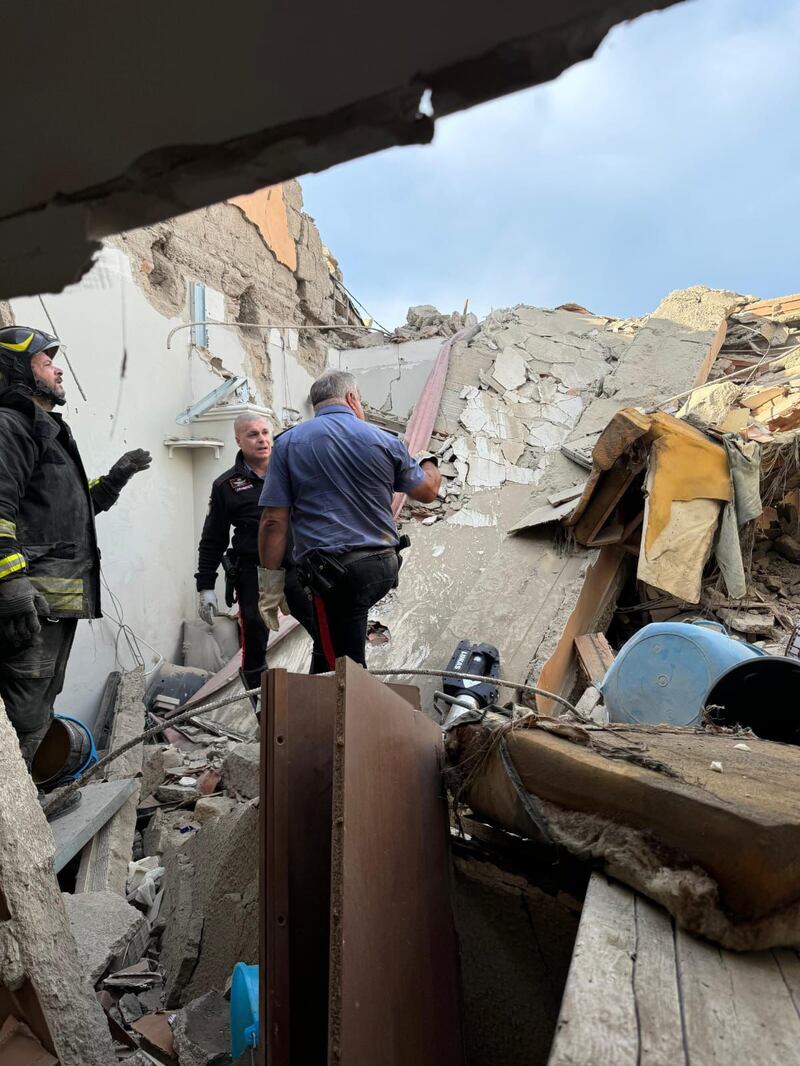 Saviano, i resti della palazzina crollata: un cumulo di macerie 5