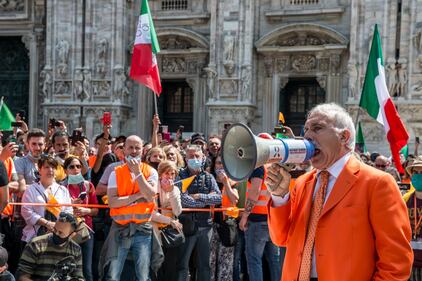 I Gilet arancioni in piazza Duomo 6