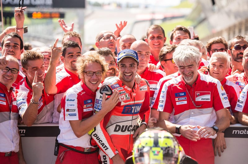 Andrea Iannone festeggia con il suo team