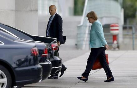 Il volto provato della Merkel dopo il referendum greco 10