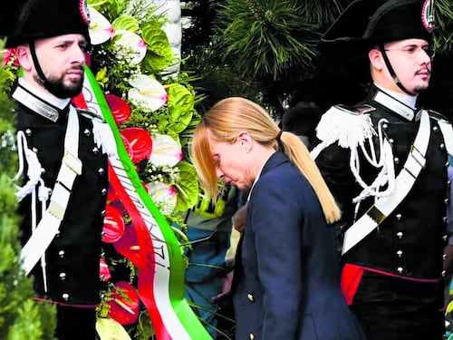 La commozione di Meloni e gli applausi. La premier incontra le famiglie: “Tornerò”