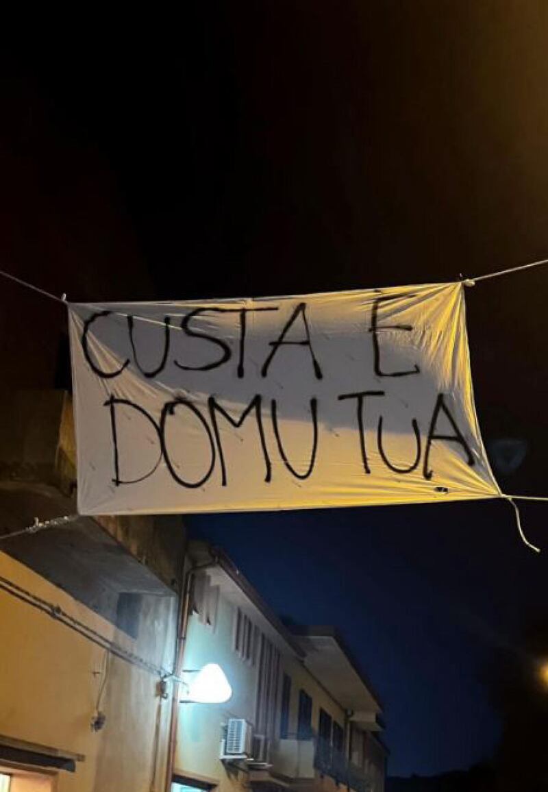 Zuncheddu torna libero dopo 33 anni di carcere, l'intero paese ad accoglierlo: le immagini 2