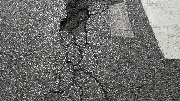 Milano come Roma: buche e crateri nelle strade. «Procura apra fascicolo»