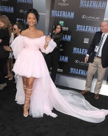Rihanna, sexy scollatura sul red carpet 13