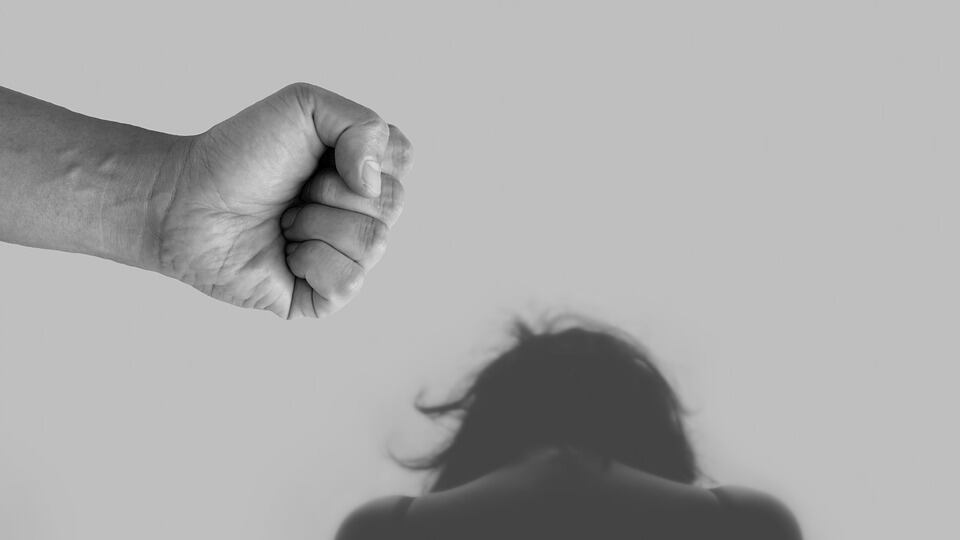 Picchiata per mesi davanti ai bambini: arrestato il marito