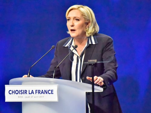 L'appello di Marine Le Pen all'estrema sinistra: "Bisogna arginare Macron"