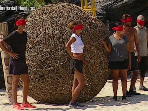 Isola dei Famosi, la battutina di Bettarini: "Malena è la migliore nelle posizioni"